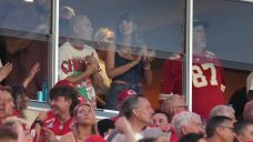 Taylor Swift shows up for Chiefs&#8217; season opener against Ravens