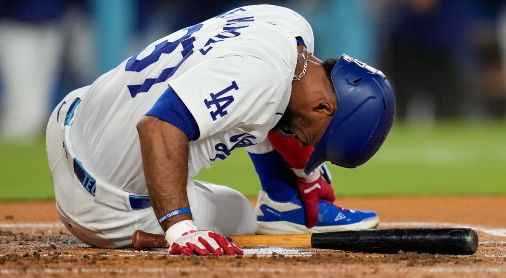 Informe: Teoscar Hernández de los Dodgers no tiene daño en el pie tras ser golpeado por un lanzamiento