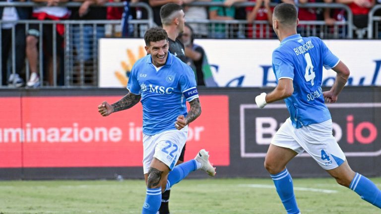 Napoli's Giovanni Di Lorenzo celebrates after scoring his side's opening goal during the Serie A soccer match between Cagliari and Napoli, in Cagliari, Italy, Sunday, Sept. 15, 2024. (Gianluca Zuddas/LaPresse via AP)