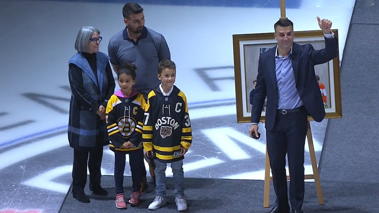 Patrice Bergeron receives standing ovation from crowd in Quebec City