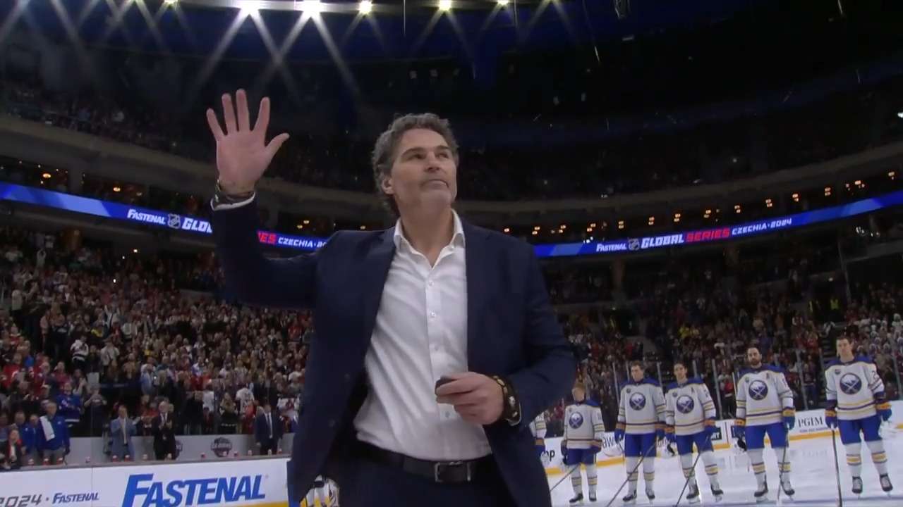 Legendary Czechian NHLer Jaromir Jagr drops ceremonial puck at Global Series