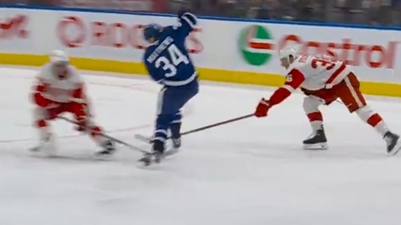 Matthews pulls off nasty deke before setting up Tavares power play goal