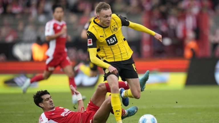 Dortmund's Maximilian Beier outruns Union's Diogo Leite during the Bundesliga soccer match between Union Berlin and Borussia Dortmund in Berlin, Germany, on Saturday, Oct. 5, 2024.(Ebrahim Noroozi/AP Photo)
