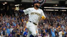 Brewers hit two homers in eighth to rally past Mets, force Game 3