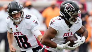 Atlanta Falcons running back Bijan Robinson (7) takes the ball from Atlanta Falcons quarterback Kirk Cousins (18) during the first half of an NFL football game against the Atlanta Falcons, Sunday, Oct. 27, 2024, in Tampa. (Chris O'Meara/AP)