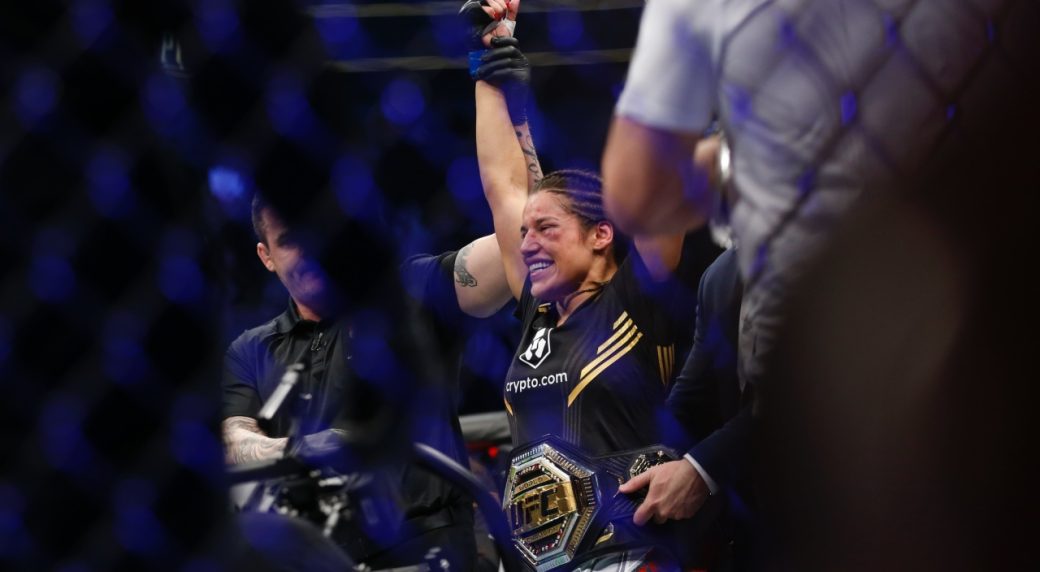 Pena wins back title at UFC 307 with narrow split decision over Pennington 