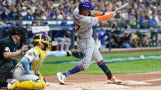 Brewers hit two homers in 8th to beat Mets, force Game 3