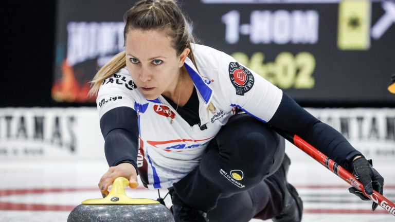 Team Homan skip Rachel Homan delivers a stone against Team Skrlik during the women's curling final at the PointsBet Invitational in Calgary, Alta., Sunday, Sept. 29, 2024. THE CANADIAN PRESS/Jeff McIntosh