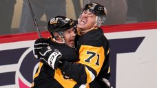 Penguins&#8217; Sidney Crosby, Evgeni Malkin hit milestones in OT win over Sabres