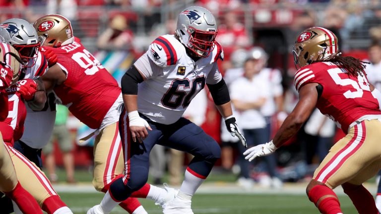 New England Patriots center David Andrews (60) blocks during an NFL football game against the San Francisco 49ers. (Scot Tucker/AP)