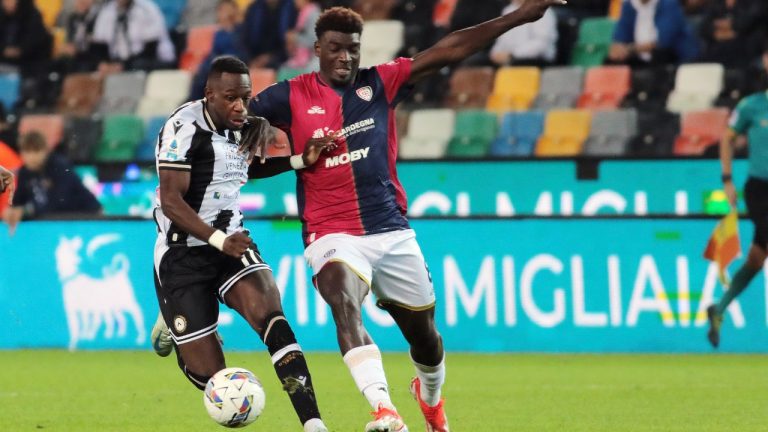 Udinese's Hassane Kamara fights for the ball with Cagliari's Michel Adopo, right, during the Serie A soccer match between Udinese and Cagliari at the Bluenergy Stadium in Udine, Italy, Friday, Oct. 25, 2024. (Andrea Bressanutti/LaPresse via AP)