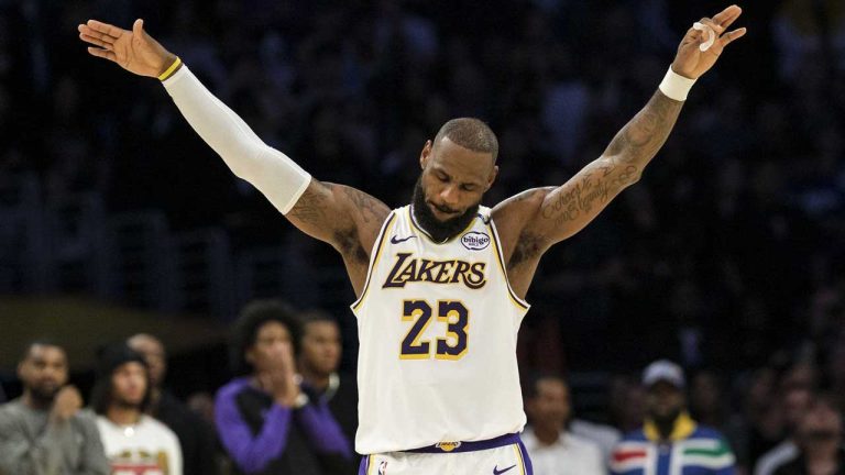  Los Angeles Lakers forward LeBron James (23) gestures towards the crowd during the second half of an NBA basketball game against the Sacramento Kings. (William Liang/AP)