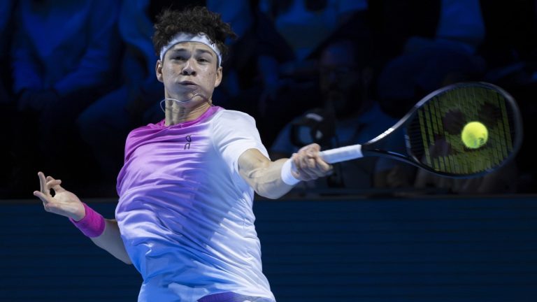 Ben Shelton from the U.S. returns a shot to France's Arthur Fils, during their semifinal match at the Swiss Indoors Basel tennis tournament, at the St. Jakobshalle in Basel, Switzerland, Saturday, Oct. 26, 2024. (Georgios Kefalas/Keystone via AP)