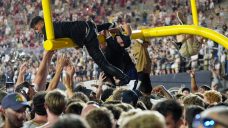 Vanderbilt stuns No. 1 Alabama, fans carry goal post out of stadium