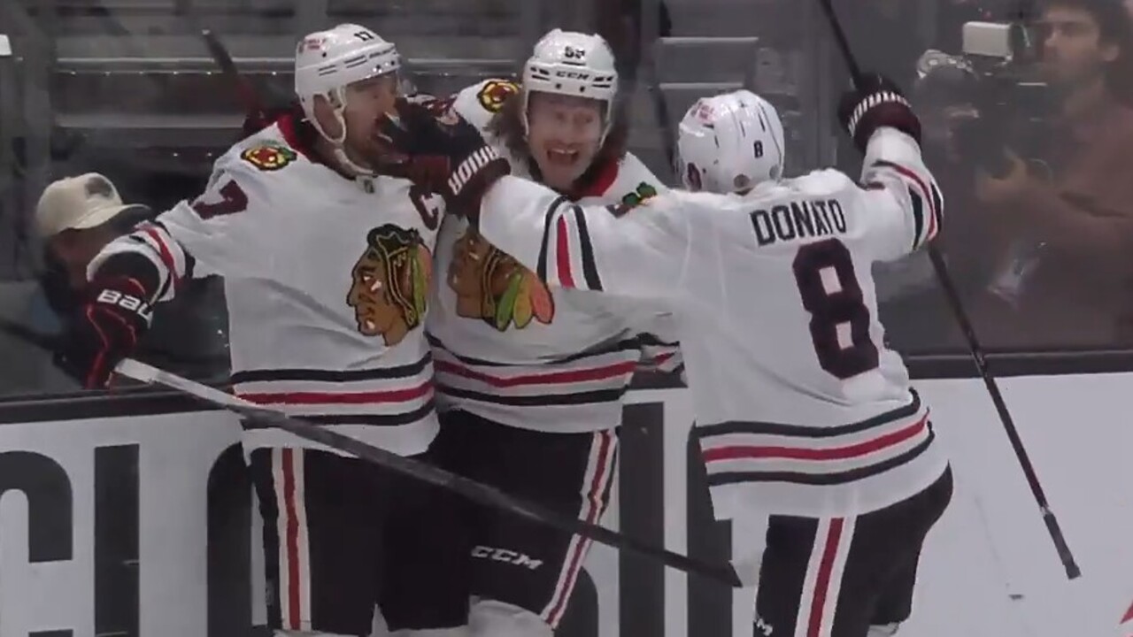 Bertuzzi goes post-and-in as Blackhawks tie it with net empty