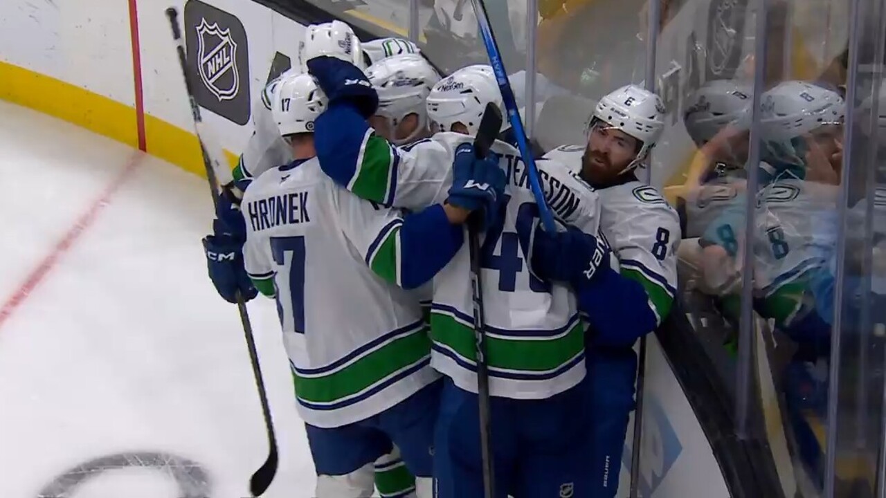 Suter pots second goal to give Canucks lead with 26 seconds left