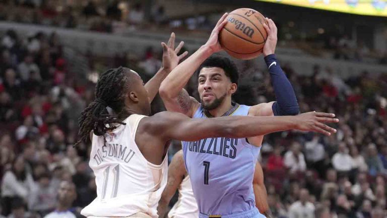 Memphis Grizzlies' Scotty Pippen Jr. drives to the basket as Chicago Bulls' Ayo Dosunmu defends during the first half of an NBA basketball game Saturday, Nov. 23, 2024, in Chicago. (Charles Rex Arbogast/AP)