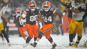 Cleveland Browns running back Nick Chubb (24) carries for a touchdown in the second half of an NFL football game against the Pittsburgh Steelers, Thursday, Nov. 21, 2024, in Cleveland. (AP Photo/Sue Ogrocki)