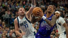 Collins&#8217; late dunk lifts Jazz past Mavericks for first home victory