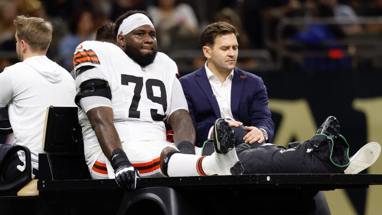 Browns left tackle Dawand Jones carted off with an ankle injury