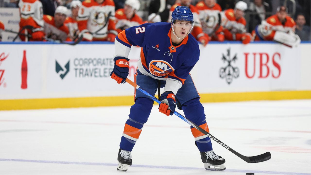 Islanders’ Mike Reilly exits vs. Sabres with apparent injury