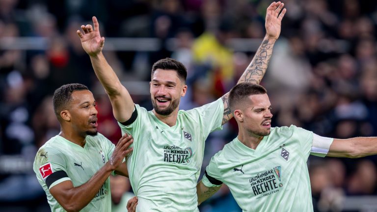 Moenchengladbach's Tim Kleindienst, centre, celebrates with Julian Weigl, right, and Alassane Plea after scoring his side's second goal at the Borussia Park, Sunday, Nov. 24, 2024. (David Inderlied/dpa via AP)