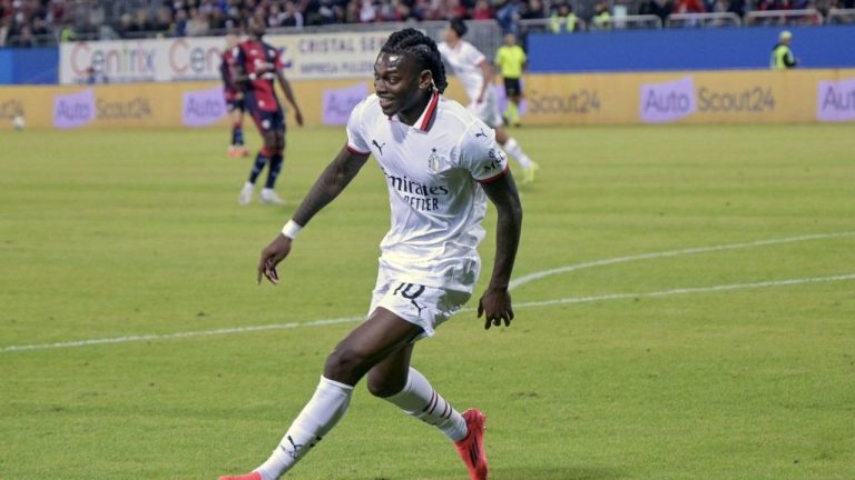 AC Milan's Rafael Leao celebrates after scoring during the Italian Serie A soccer match between Cagliari and AC Milan at the Unipol Domus in Cagliari, Italy, Saturday, Nov. 9, 2024. (Gianluca Zuddas/LaPresse via AP)
