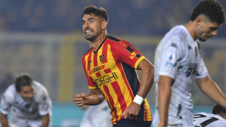 Lecce's Santiago Pierotti celebrates after scoring his team's first goal during the Serie A soccer match between Lecce and Empoli at the Via del Mare Stadium in Lecce, Italy, Friday, Nov. 8, 2024. (Giovanni Evangelista/LaPresse via AP)
