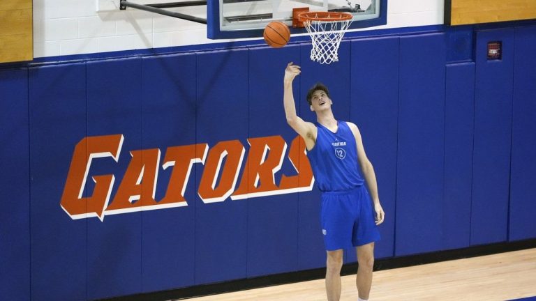 Olivier Rioux, 7-foot-9 NCAA college basketball player at Florida, practices with the team, Friday Oct. 18, 2024, in Gainesville, Fla. (John Raoux/AP)
