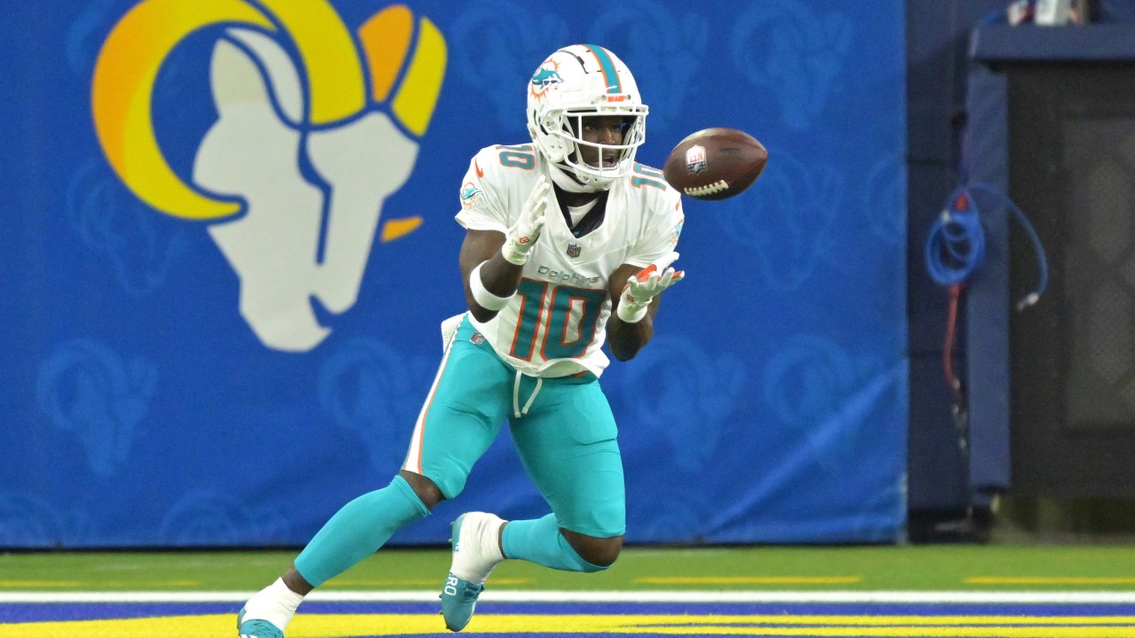 Tyreek Hill catches key TD, Dolphins hold off Rams to snap three-game skid