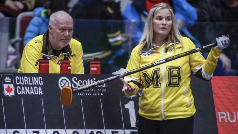 Team Manitoba-Jones skip Jennifer Jones, right, chats with coach Glenn Howard as they play Team Ontario–Homan in Page playoffs at the Scotties Tournament of Hearts. (Jeff McIntosh/THE CANADIAN PRESS)
