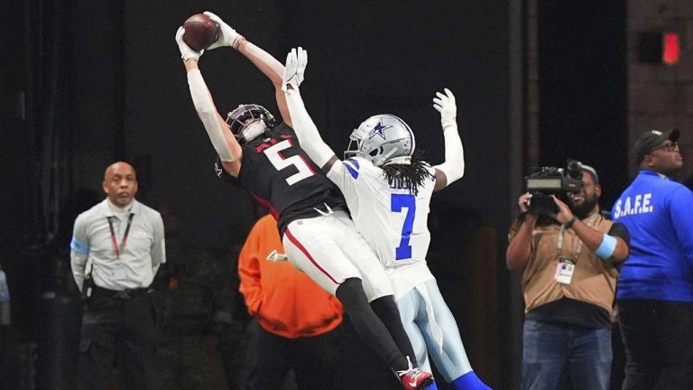 Atlanta Falcons wide receiver Drake London (5) pulls in a touchdown reception against Dallas Cowboys cornerback Trevon Diggs (7) during the first half of an NFL football game. (AP Photo/ Brynn Anderson)
