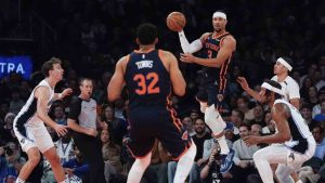 New York Knicks guard Josh Hart (3) passes to center Karl-Anthony Towns (32) during the first half of an NBA Cup basketball game against the Orlando Magic, Tuesday, Dec. 3, 2024, in New York, N.Y. (Julia Demaree Nikhinson/AP)