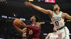 Mitchell scores 35, Cavaliers end Celtics&#8217; winning streak in matchup of East&#8217;s elite