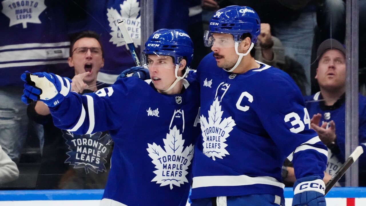 Maple Leafs’ Marner ties the game while falling to the ice