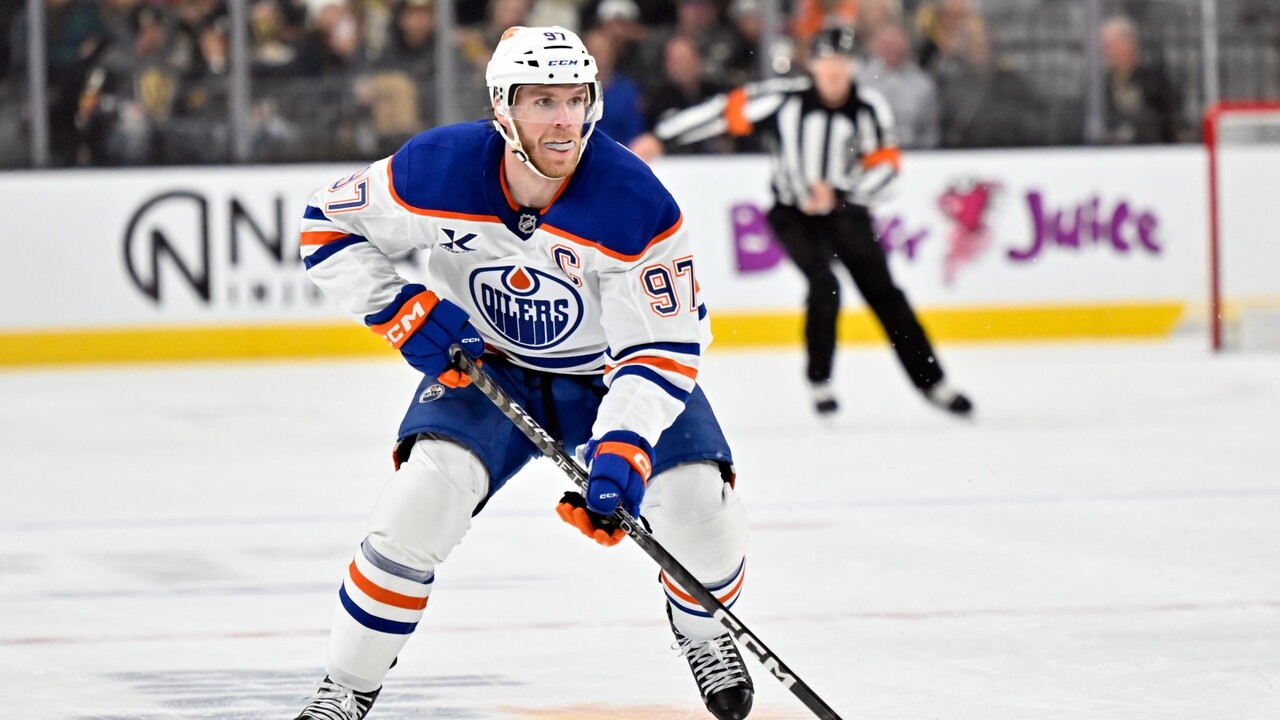 Oilers’ McDavid capitalizes on gift out front after awkward bounce