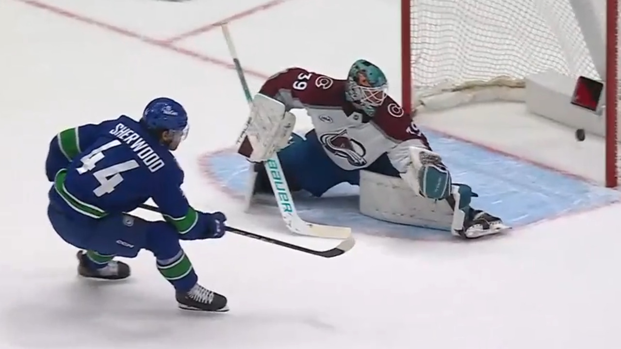 Canucks’ Sherwood steals puck for slick short-handed breakaway goal