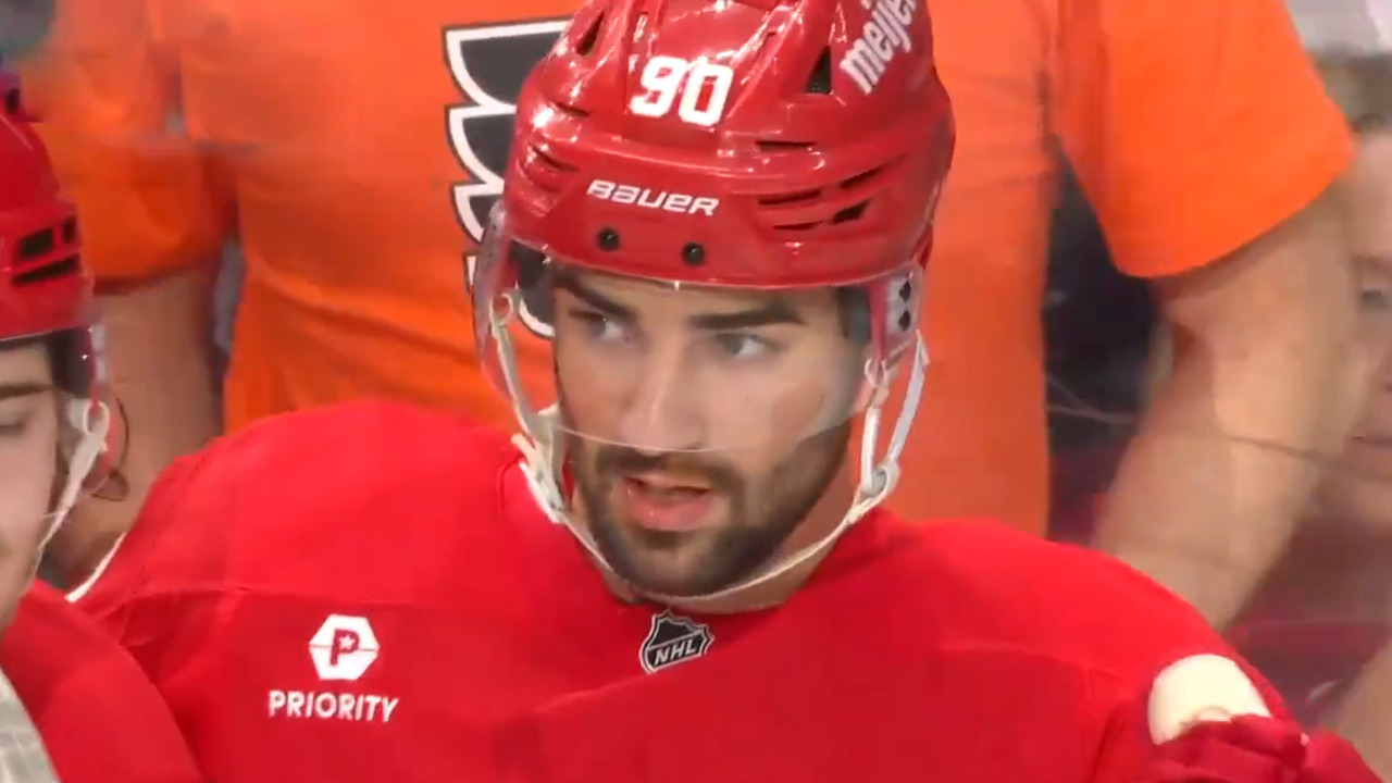 Red Wings’ Veleno and Fischer team up for 2-on-0 goal vs. Flyers