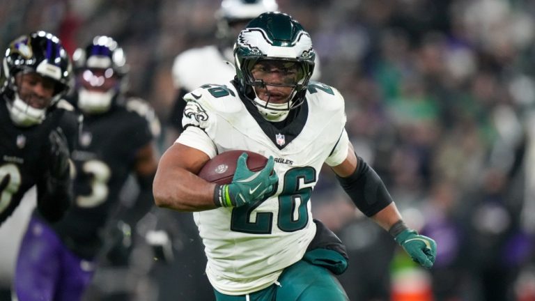 Philadelphia Eagles running back Saquon Barkley (26) runs with the ball against the Baltimore Ravens. (Stephanie Scarbrough/AP)