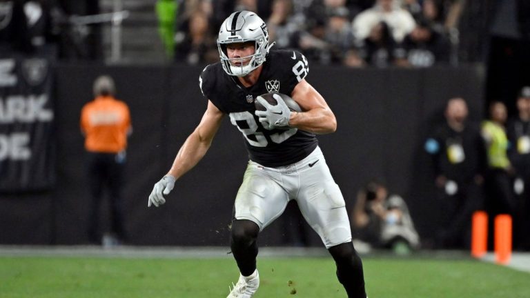 Las Vegas Raiders tight end Brock Bowers (89) carries the ball during an NFL football game against the Jacksonville Jaguars, Sunday,Dec 22, 2024, in Las Vegas. (David Becker/AP)