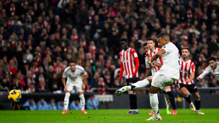 Real Madrid's Kylian Mbappe fails to score a penalty during the Spanish La Liga soccer match between Athletic Bilbao and Real Madrid at the San Mames stadium in Bilbao, Spain, Wednesday, Dec. 4, 2024. (AP Photo/Miguel Oses)