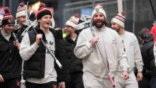 Bedard, Blackhawks ride L train to Wrigley Field for Winter Classic