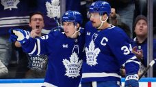 Matthews scores twice, Maple Leafs come back to down Predators