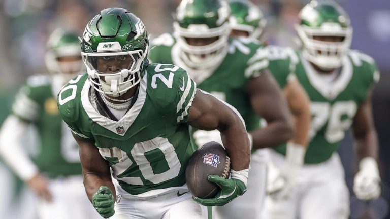 New York Jets running back Breece Hall (20) carries the ball for a touchdown against the Indianapolis Colts during the second quarter of an NFL football game, Sunday, Nov. 17, 2024, in East Rutherford, N.J. (Adam Hunger/AP)
