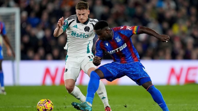 Newcastle United's Harvey Barnes, left, and Crystal Palace's Marc Guehi battle for the ball during the English Premier League soccer match between Crystal Palace and Newcastle United at Selhurst Park, London, Saturday Nov. 30, 2024. (Ben Whitley/PA via AP)