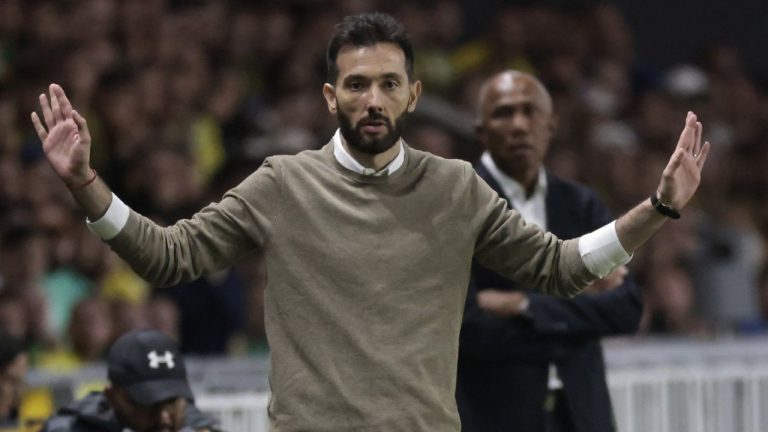 Olympiacos' head coach Carlos Corberan reacts during the Europe League soccer match between Nantes and Olympiacos at the Stade de la Beaujoire in Nantes, western France, Sept. 8, 2022. (Jeremias Gonzalez/AP)
