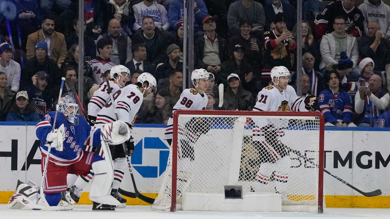 Rangers fans boo team following home loss to Blackhawks