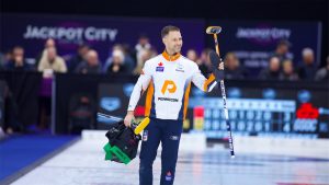 Brad Gushue raises his broom to the crowd during the Kioti National on Nov. 28, 2024, in St. John's, N.L. (Anil Mungal/GSOC)