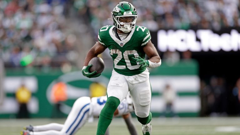 New York Jets running back Breece Hall (20) runs with the ball during an NFL football game against the Indianapolis Colts Sunday, Nov. 17, 2024, in East Rutherford, N.J. The Colts won 28-27. (Adam Hunger/AP)