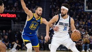 Golden State Warriors guard Stephen Curry (30) defends against Dallas Mavericks guard Klay Thompson (31) during the first half of an NBA basketball game Sunday, Dec. 15, 2024, in San Francisco. (Benjamin Fanjoy/AP)